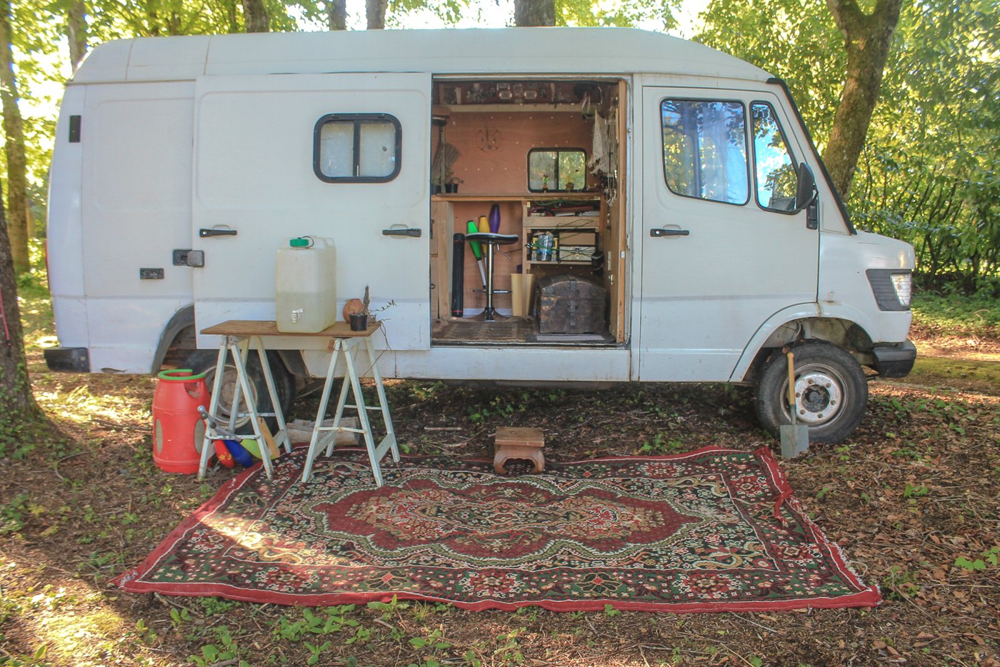 Lana Steiler&rsquo;s converted Mercedes van, studio and home, in the gardens at Ponte d&rsquo;Arte